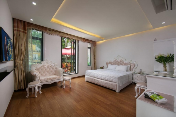 ORIENTAL TRIPLE ROOM WITH CITY VIEW OR LAKE VIEW
